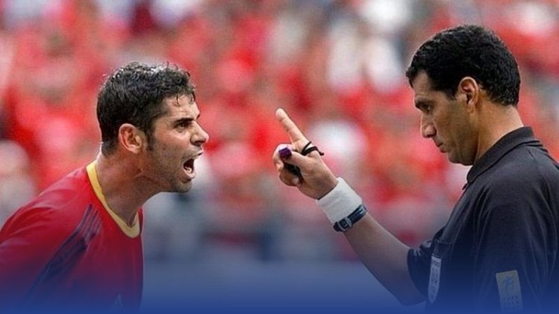 Trọng tài Al-Ghandour hủy 2 bàn thắng hợp lệ