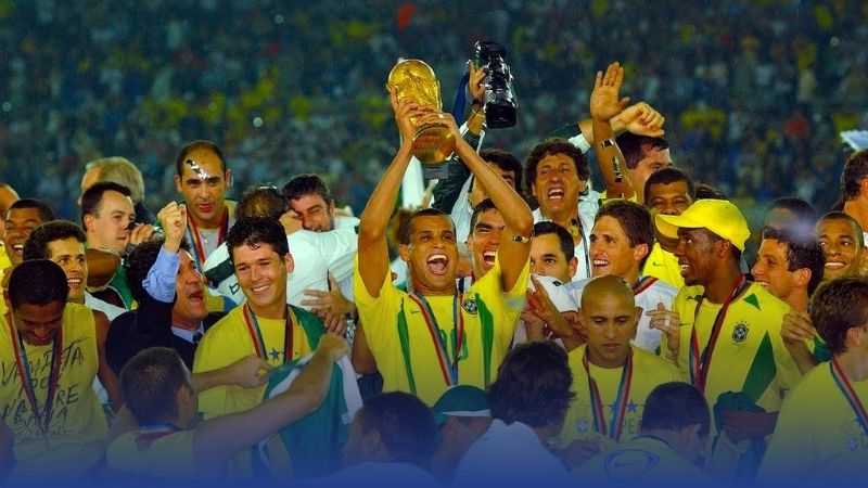 Brazil đăng quang World Cup 2002, Ronaldo tỏa sáng, khẳng định sức mạnh bóng đá samba.