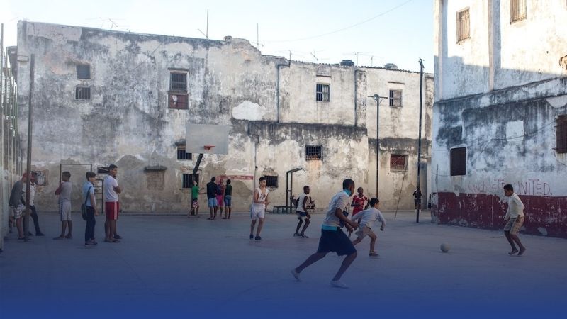 Bóng đá đường phố là lối chơi tự phát, đề cao sáng tạo và kỹ thuật cá nhân.