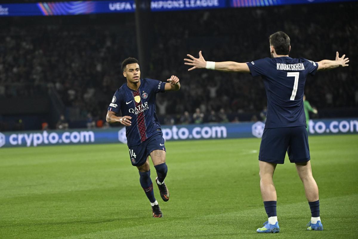 PSG dẫn 1-0 nhờ Doué phản lưới; Liverpool bế tắc, không sút trúng đích hiệp một.